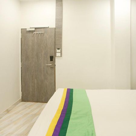 Hotel Treebo Urban, 1 Km From Railway Station Surat Esterno foto
