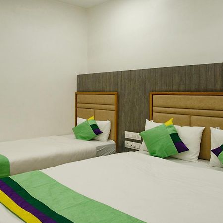 Hotel Treebo Urban, 1 Km From Railway Station Surat Esterno foto
