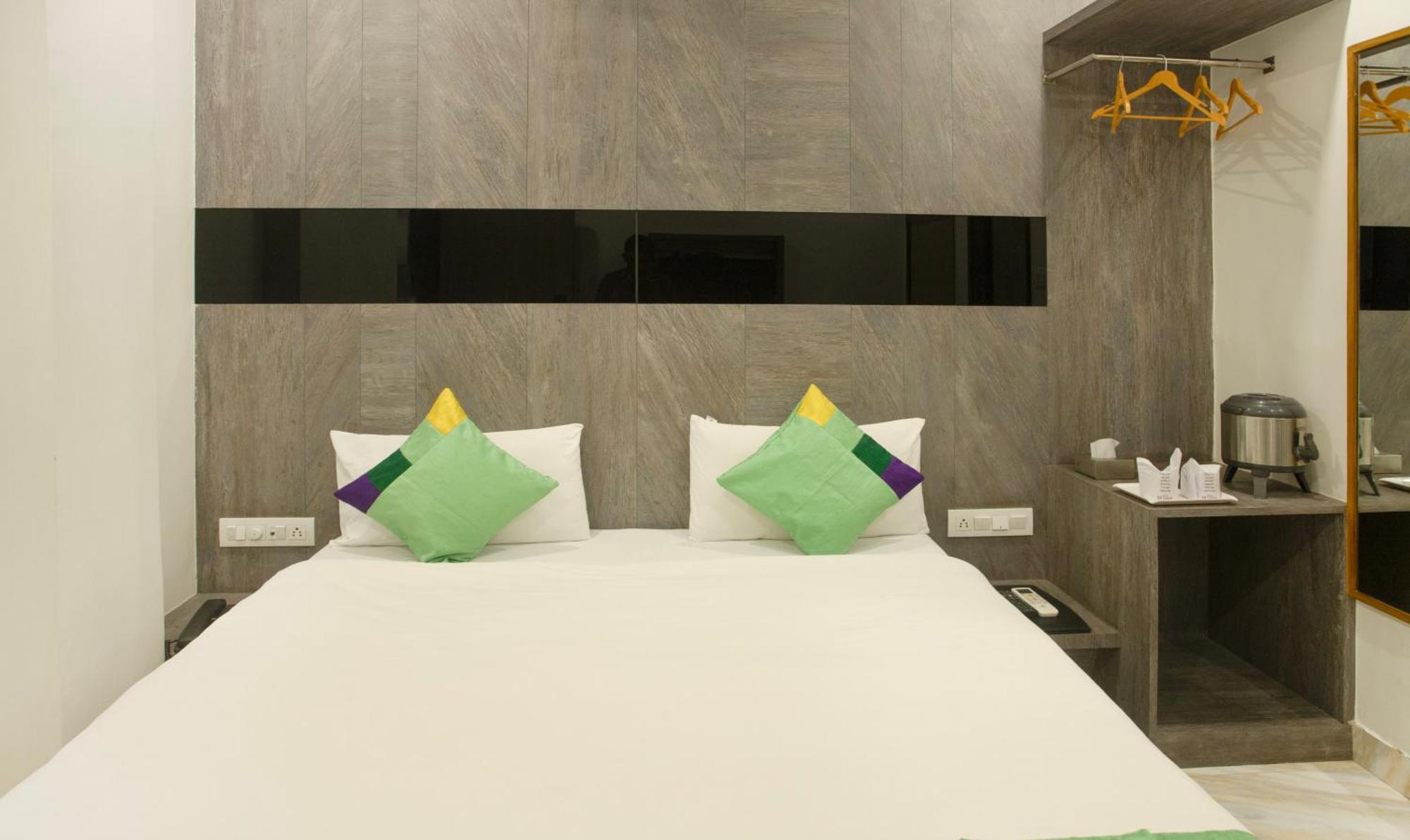 Hotel Treebo Urban, 1 Km From Railway Station Surat Esterno foto