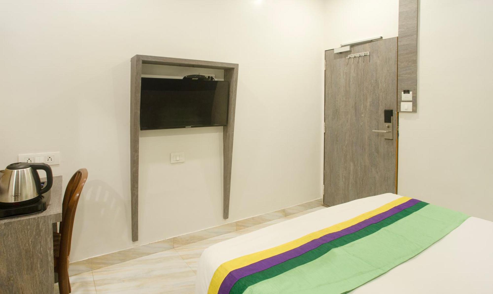 Hotel Treebo Urban, 1 Km From Railway Station Surat Esterno foto