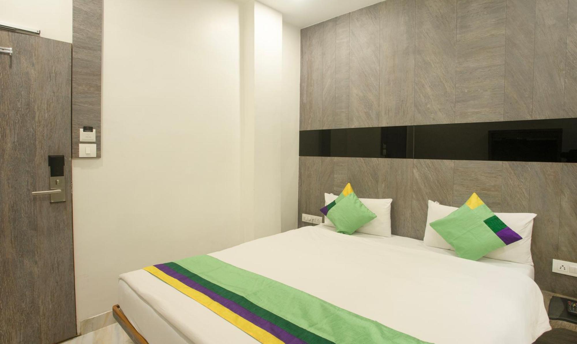 Hotel Treebo Urban, 1 Km From Railway Station Surat Esterno foto