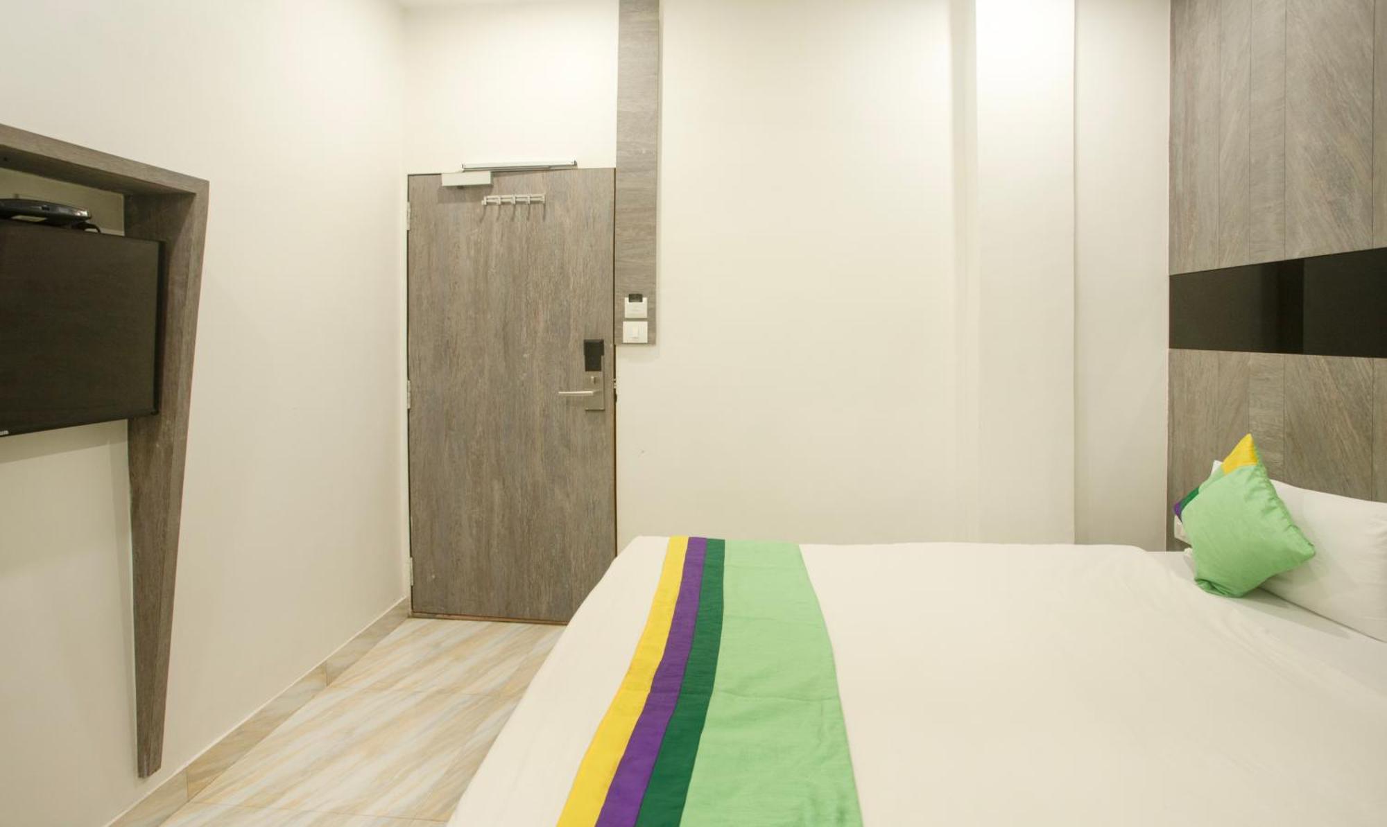 Hotel Treebo Urban, 1 Km From Railway Station Surat Esterno foto