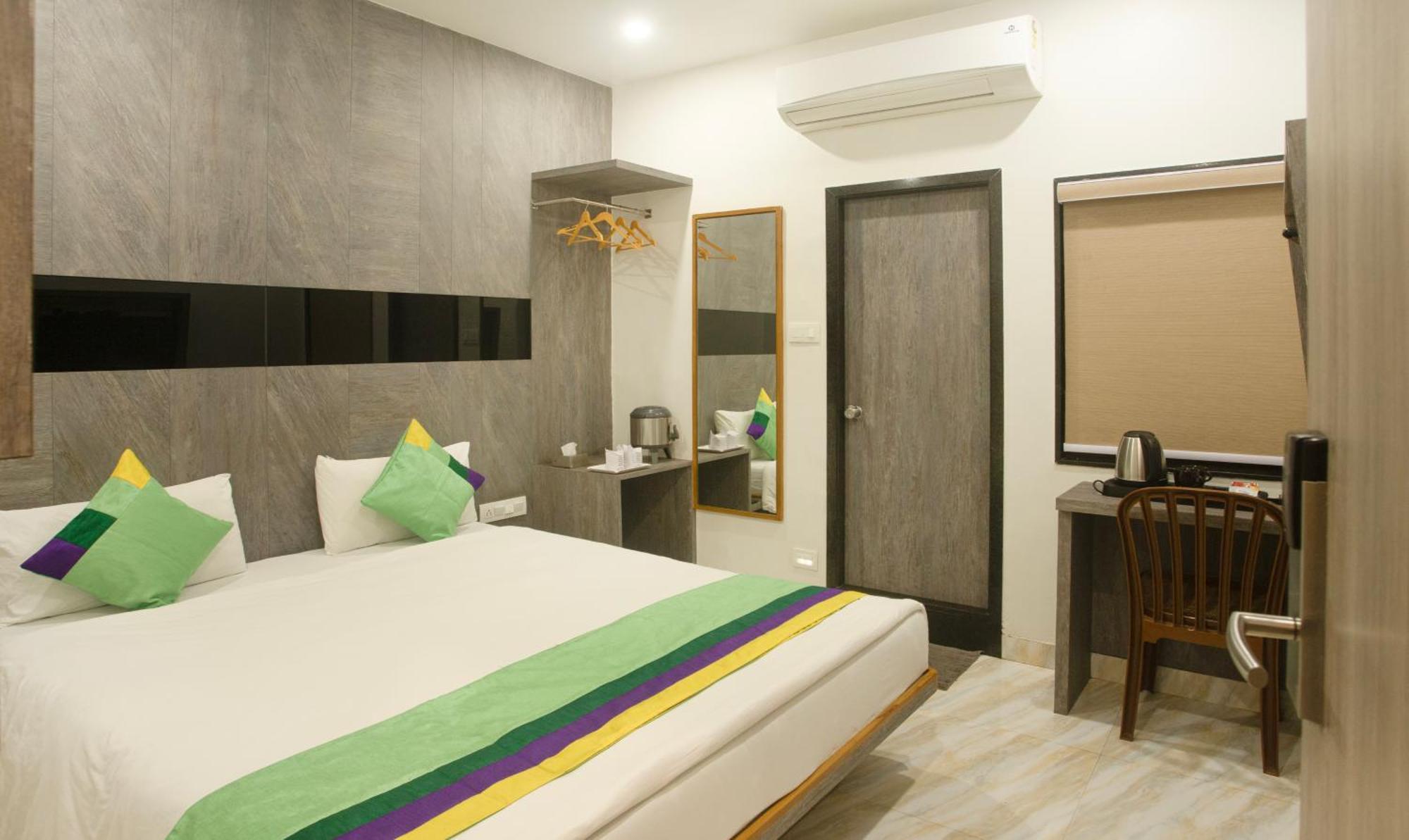 Hotel Treebo Urban, 1 Km From Railway Station Surat Esterno foto