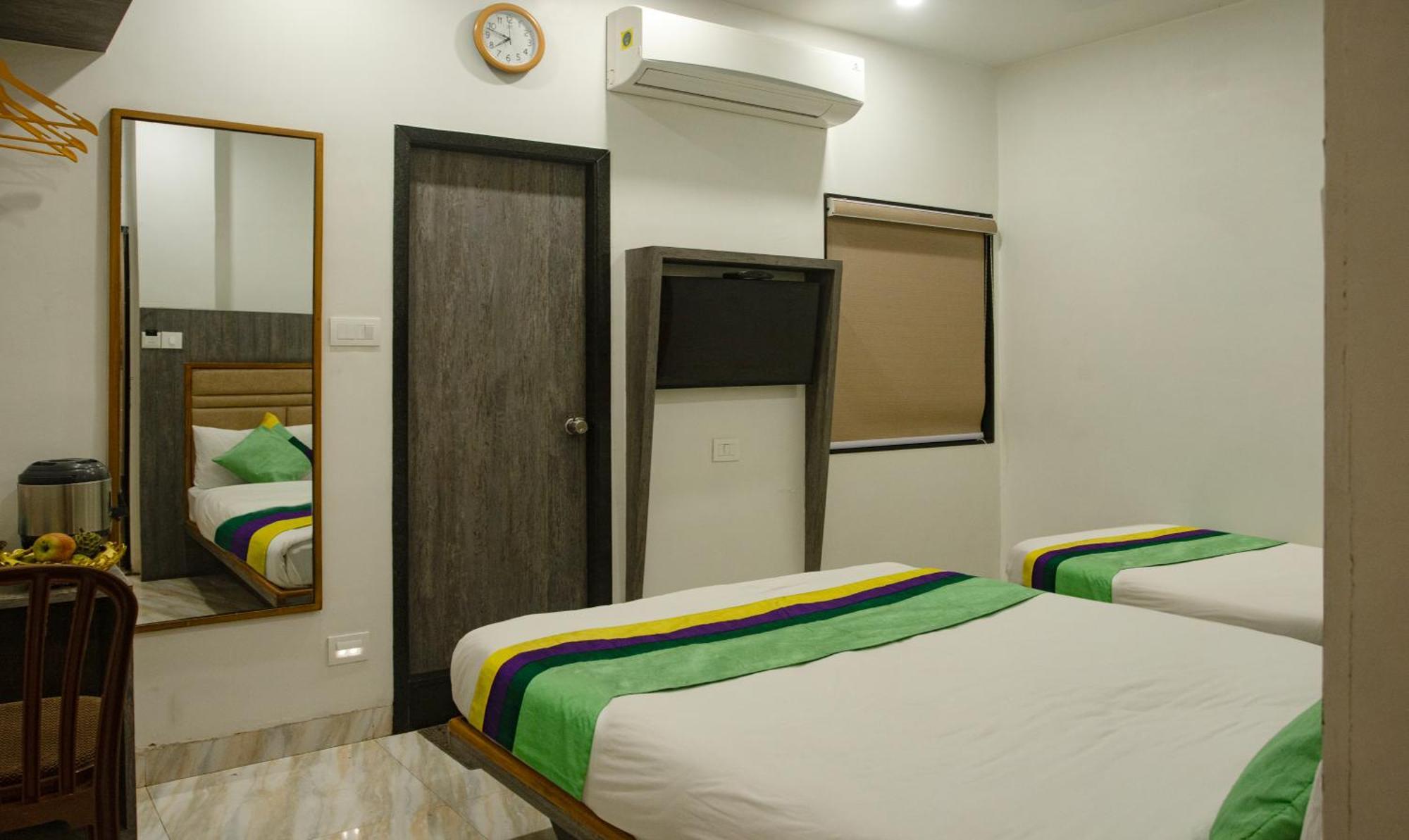 Hotel Treebo Urban, 1 Km From Railway Station Surat Esterno foto