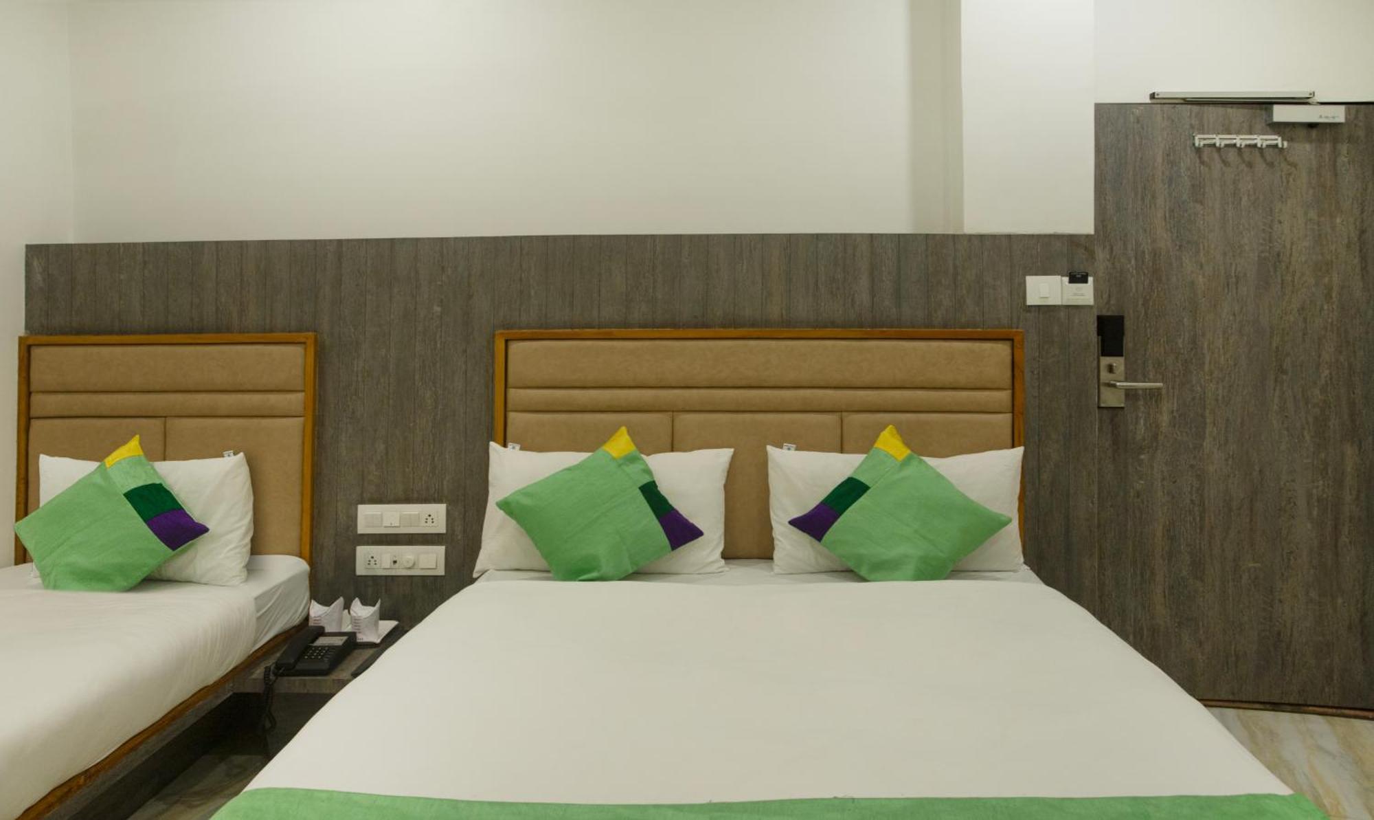 Hotel Treebo Urban, 1 Km From Railway Station Surat Esterno foto