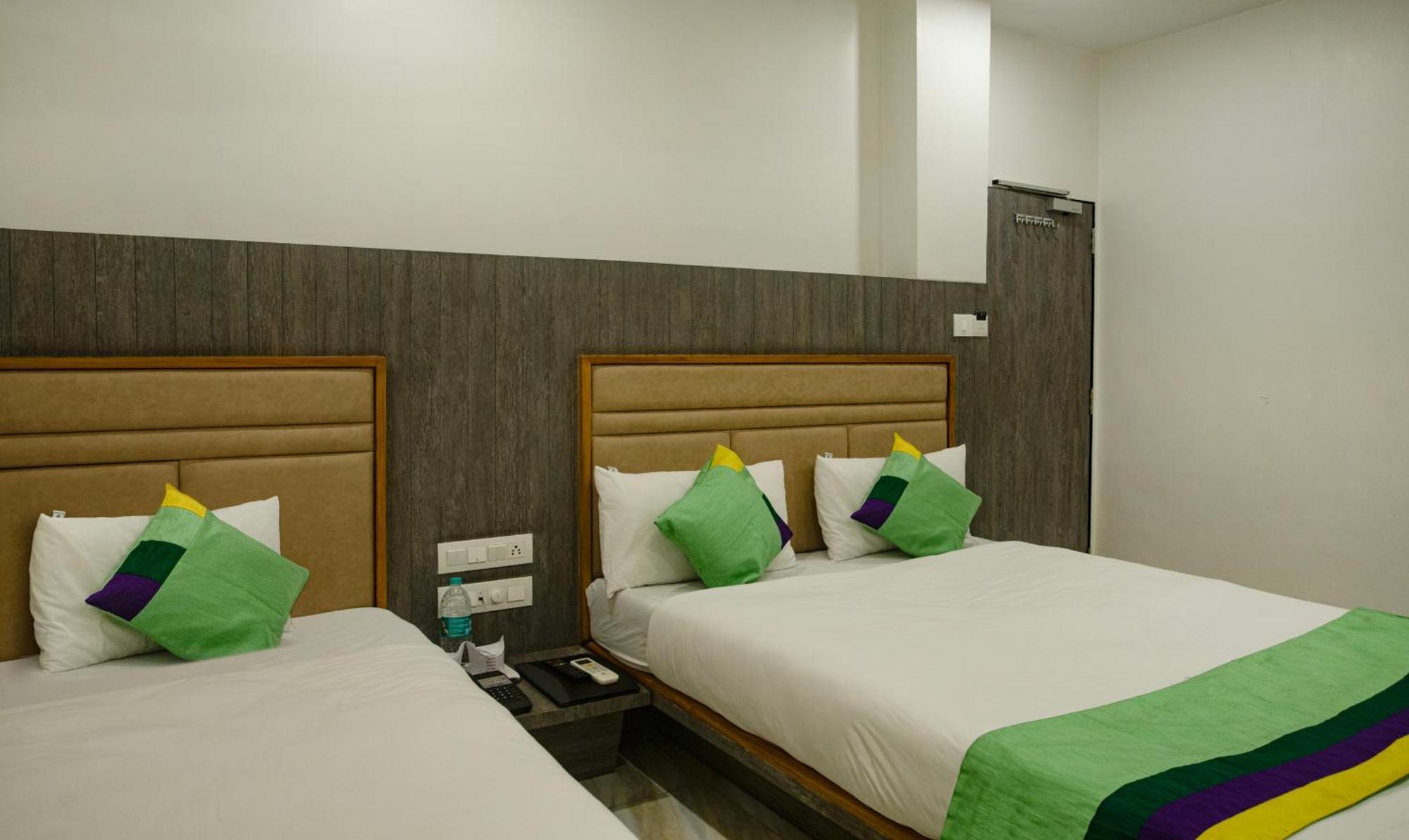 Hotel Treebo Urban, 1 Km From Railway Station Surat Esterno foto