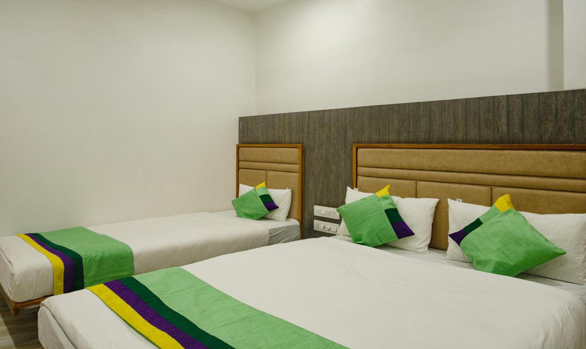 Hotel Treebo Urban, 1 Km From Railway Station Surat Esterno foto