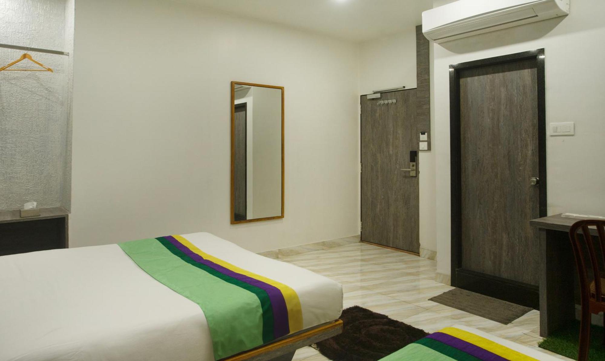Hotel Treebo Urban, 1 Km From Railway Station Surat Esterno foto