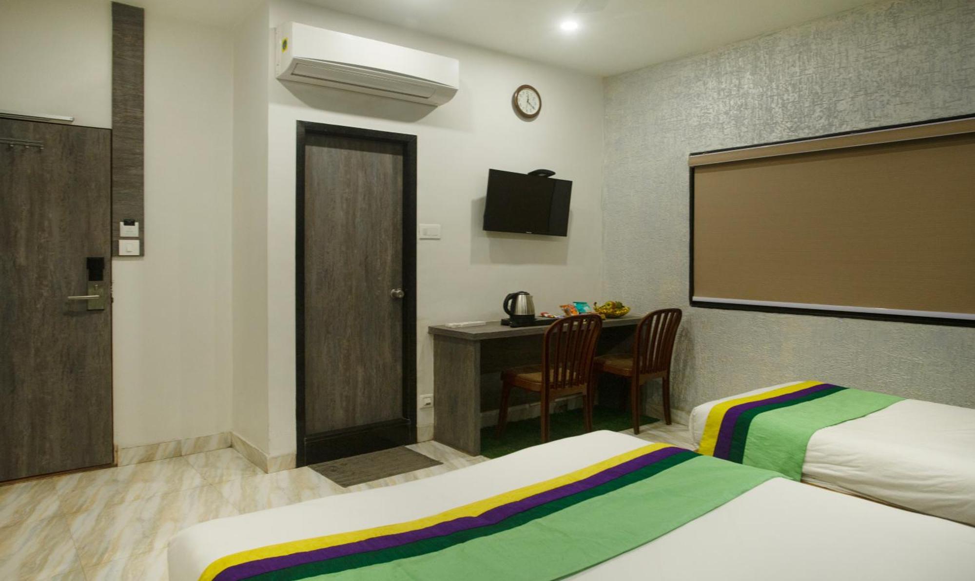 Hotel Treebo Urban, 1 Km From Railway Station Surat Esterno foto