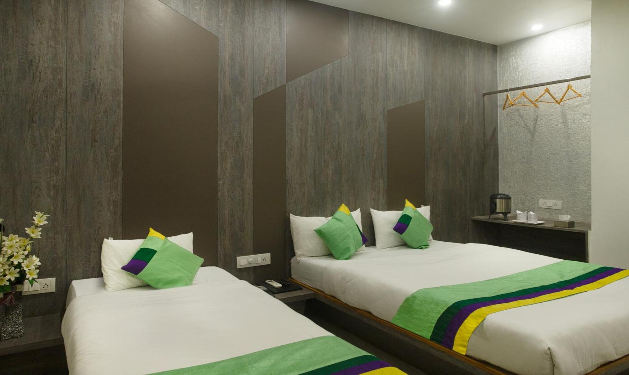 Hotel Treebo Urban, 1 Km From Railway Station Surat Esterno foto