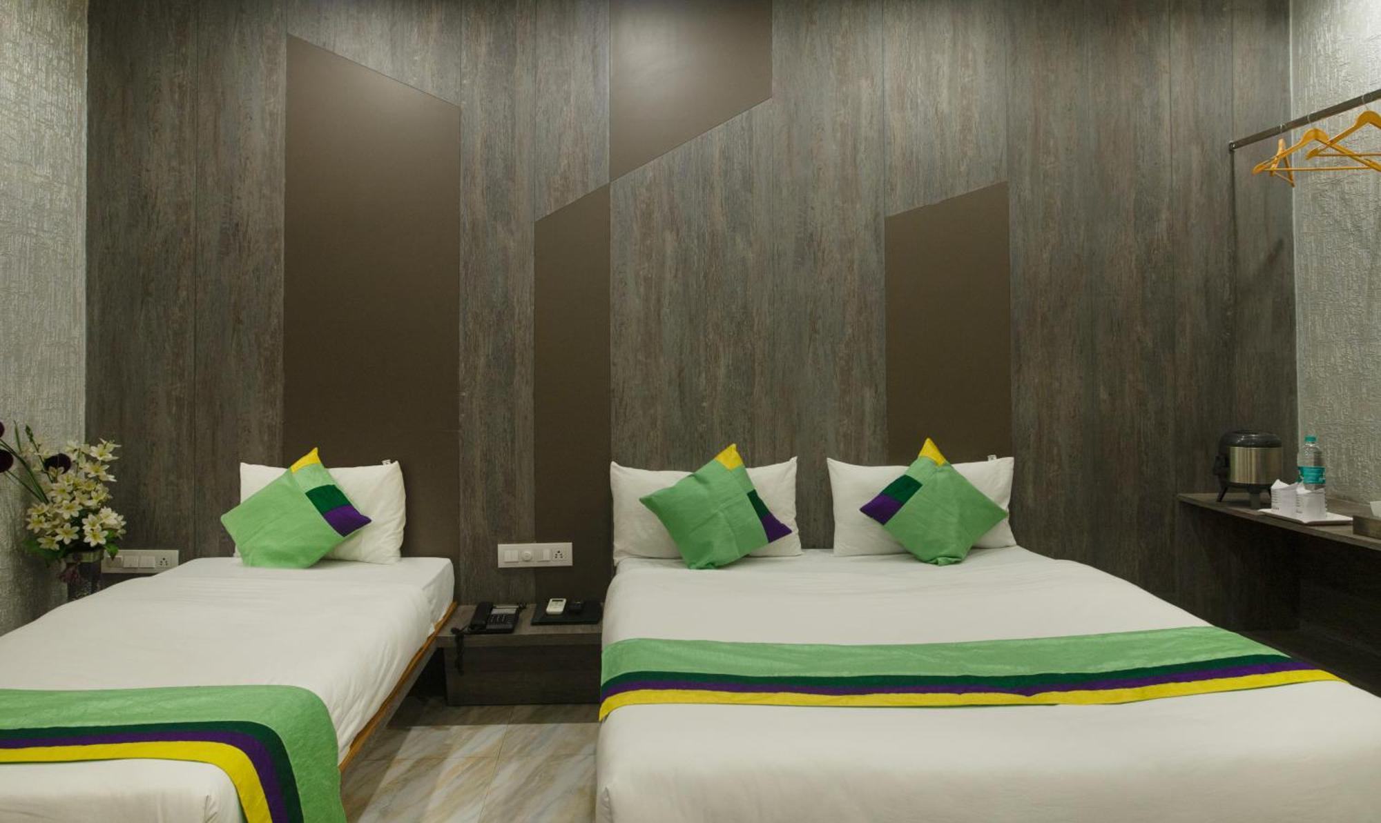 Hotel Treebo Urban, 1 Km From Railway Station Surat Esterno foto