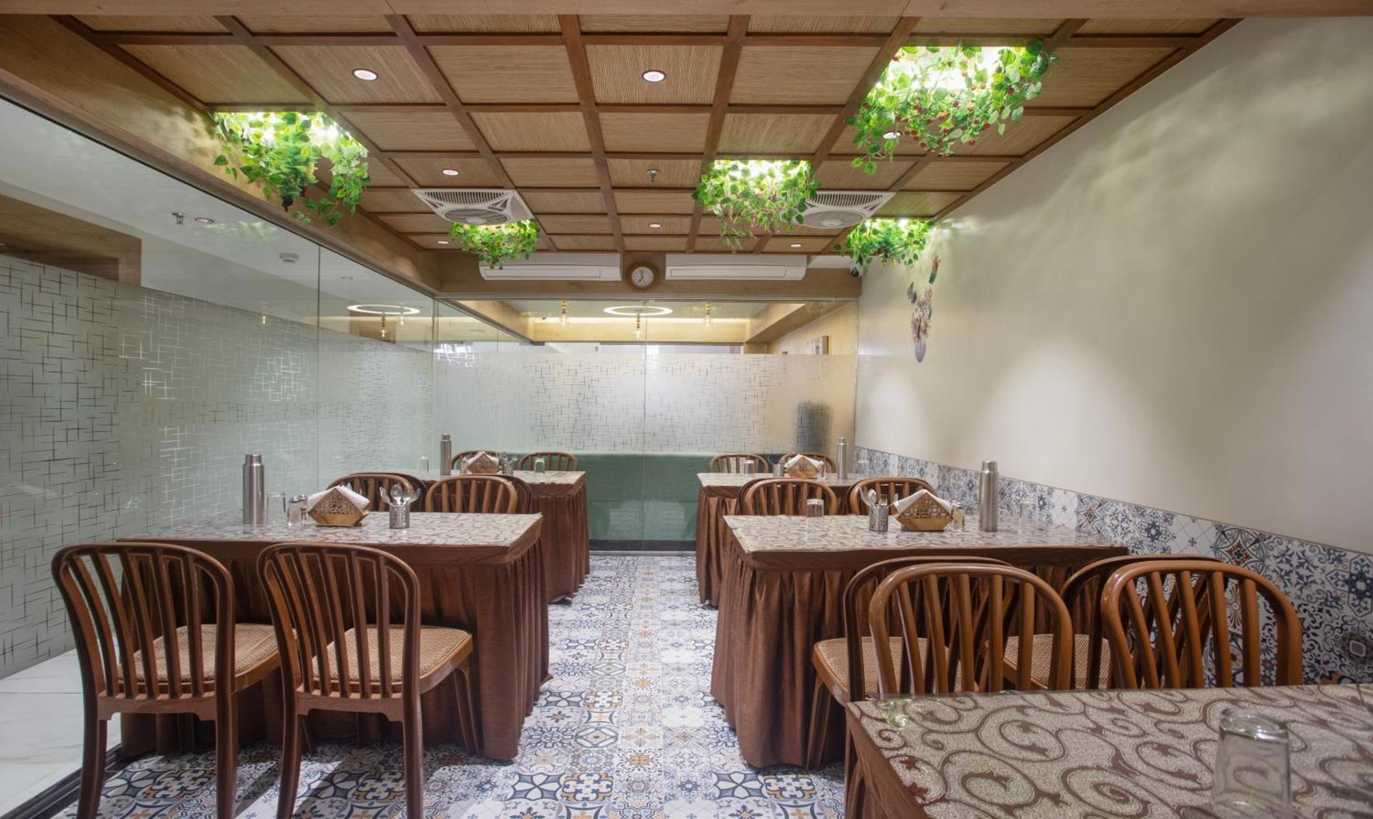 Hotel Treebo Urban, 1 Km From Railway Station Surat Esterno foto