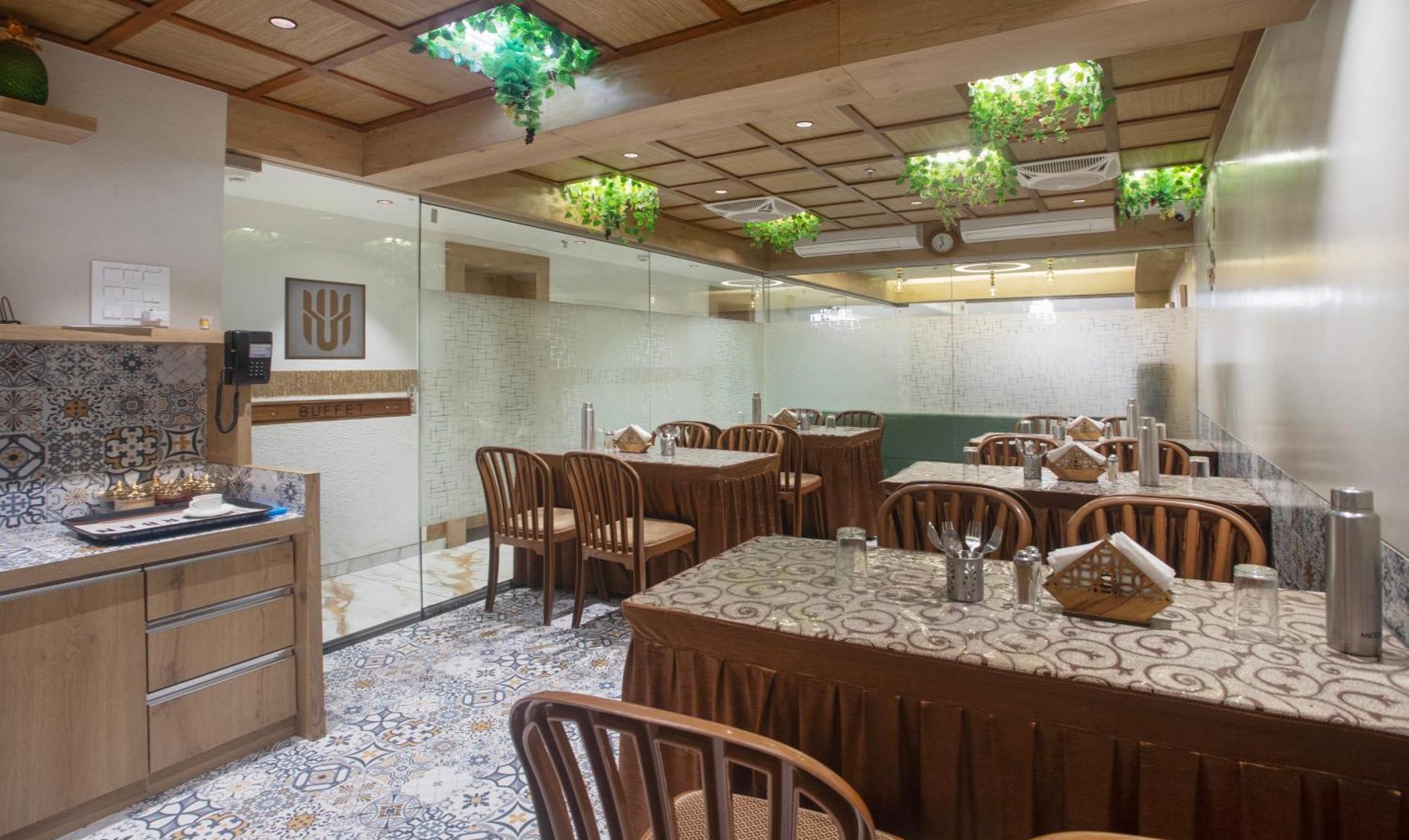 Hotel Treebo Urban, 1 Km From Railway Station Surat Esterno foto