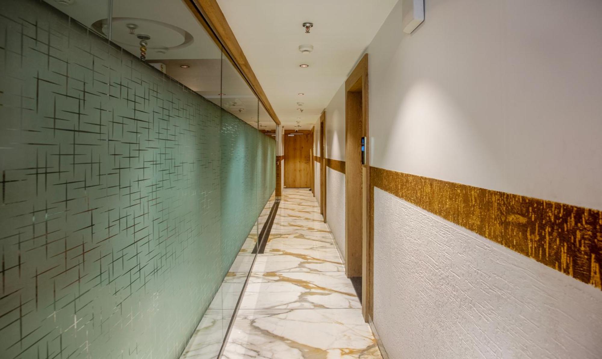 Hotel Treebo Urban, 1 Km From Railway Station Surat Esterno foto
