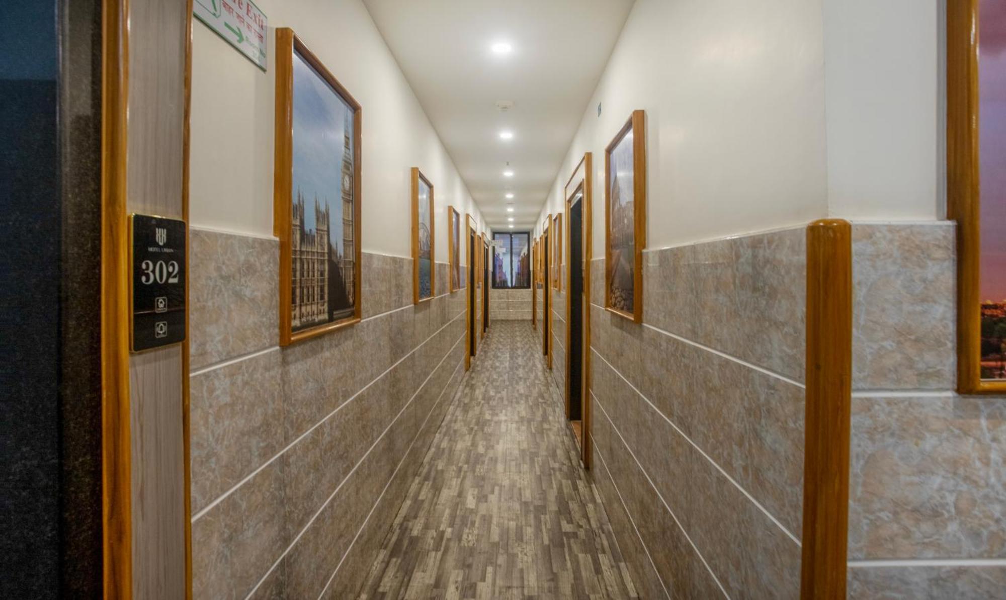 Hotel Treebo Urban, 1 Km From Railway Station Surat Esterno foto