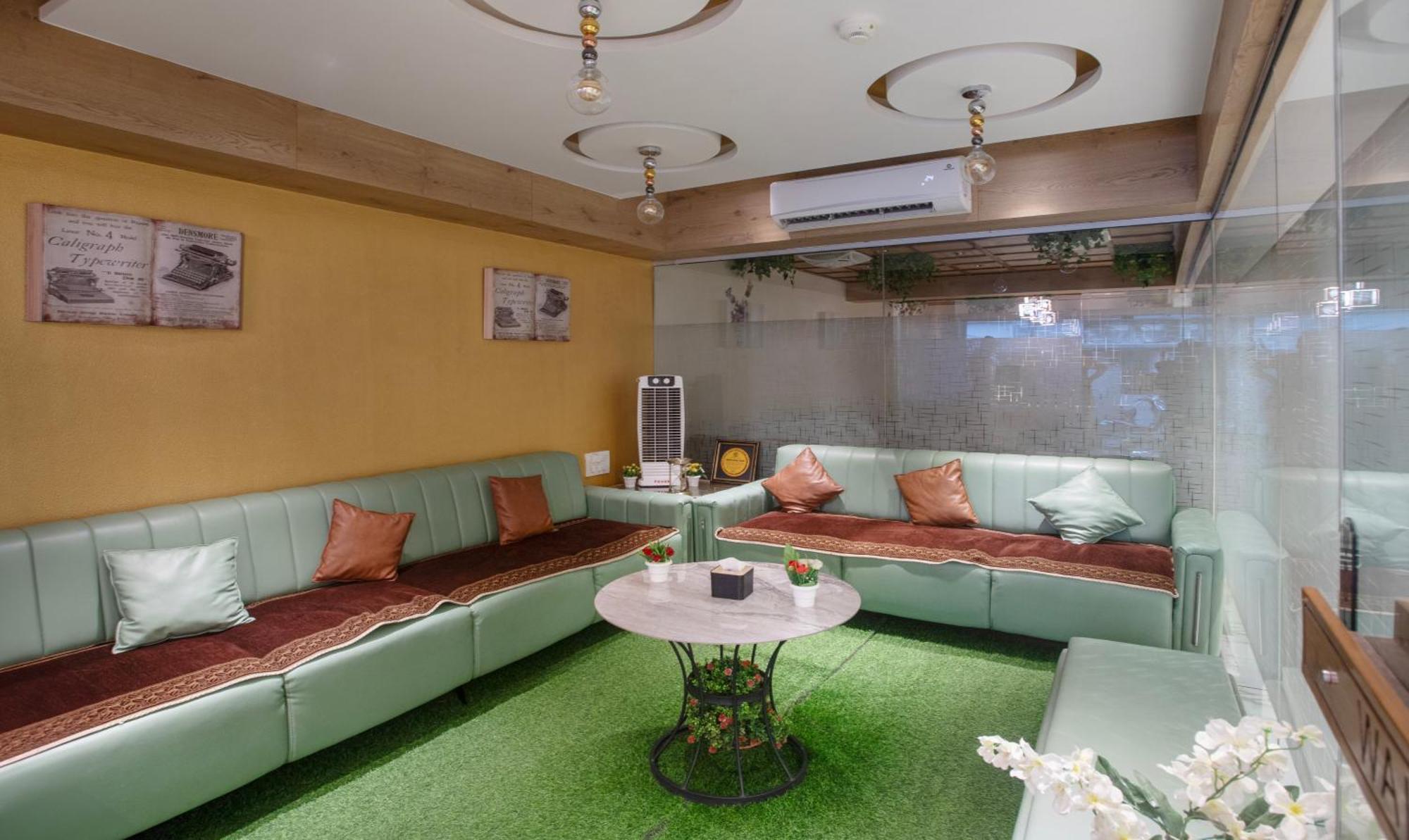 Hotel Treebo Urban, 1 Km From Railway Station Surat Esterno foto