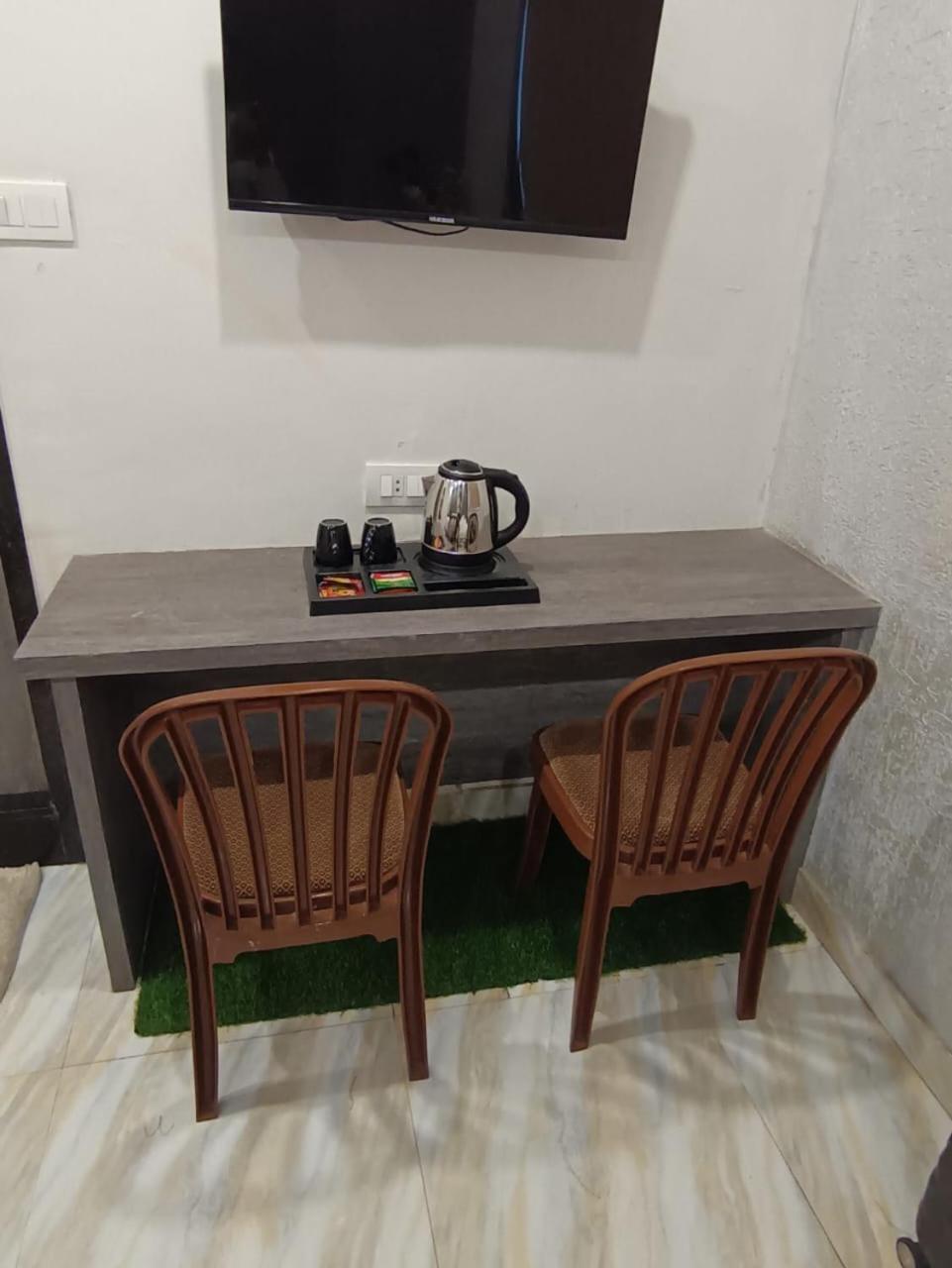 Hotel Treebo Urban, 1 Km From Railway Station Surat Esterno foto