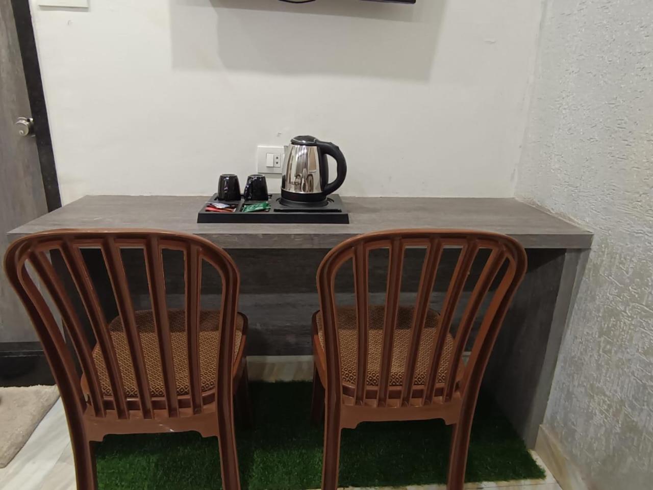 Hotel Treebo Urban, 1 Km From Railway Station Surat Esterno foto
